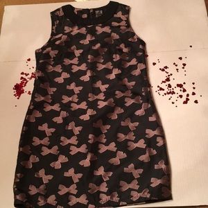 Dress with collar sleeveless.  Silk like fabric